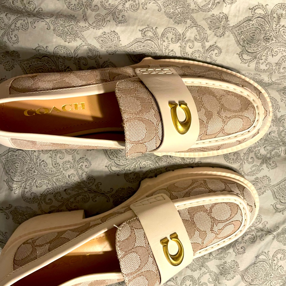 Coach  (BRAND NEW)  a great adittition to your wardrobe!